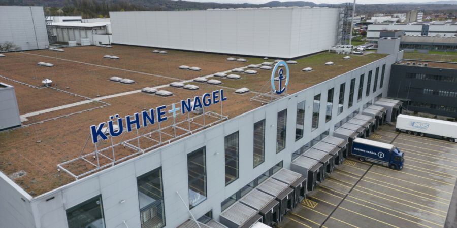 Der Logistikkonzern Kühne+Nagel und Swiss stärken ihre Partnerschaft für nachhaltigere Luftfahrt. (Archivbild)