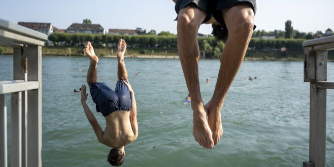 Sommer Badegäste springen