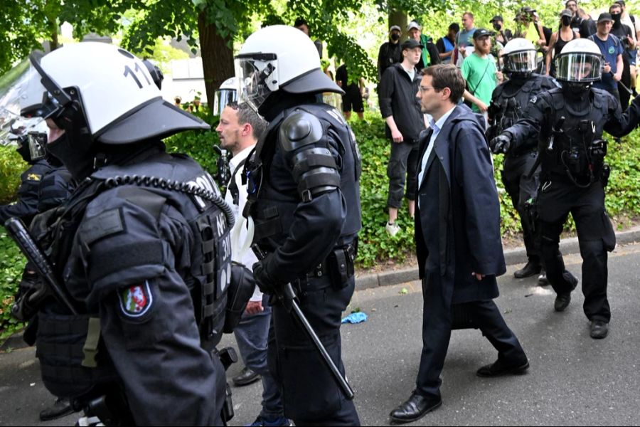 Die Polizei war im Dauereinsatz und musste einige Teilnehmer des AfD-Bundesparteitags vorbei an den Demonstranten, zur Grugahalle eskortieren.