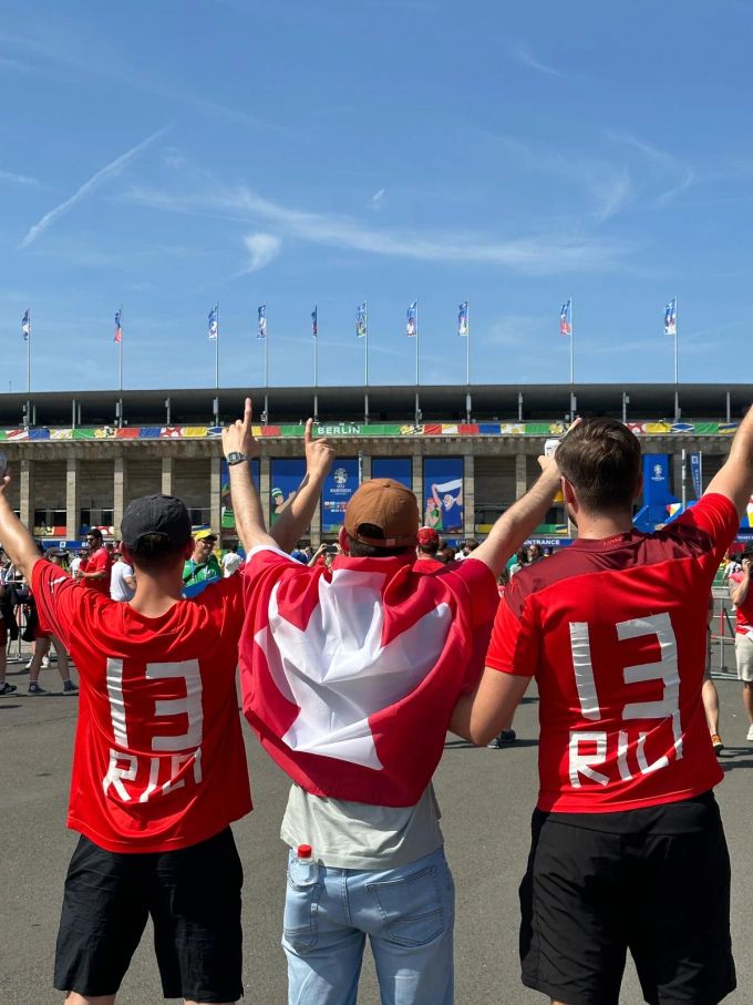 Nati-Fans mit «Rici»-Shirts vor dem Olympiastadion. EM 2024