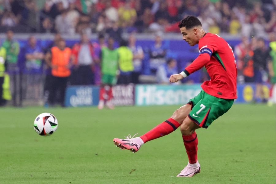 Ronaldo versucht sich im Achtelfinal gegen Slowenien an der EM 2024 mit einem Freistoss.