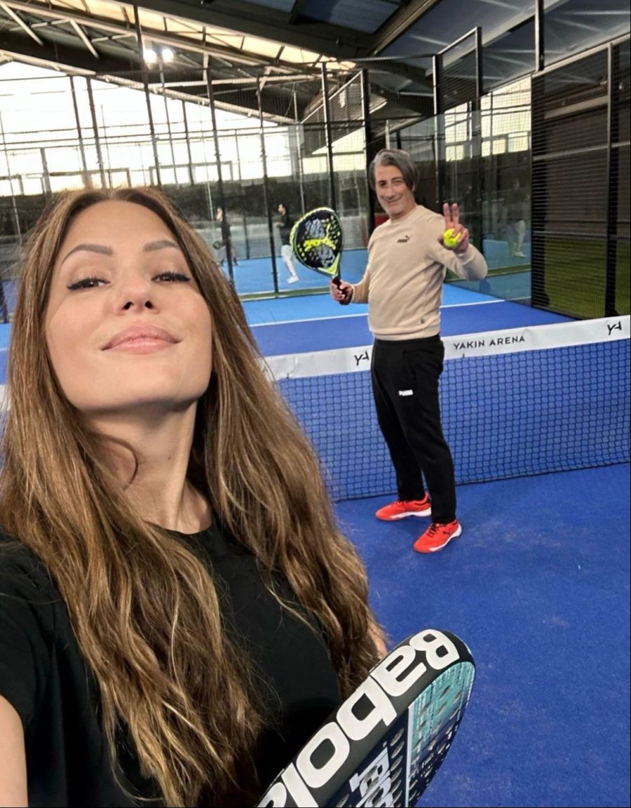 Murat und Anja Yakin beim Padelspielen in der «Yakin Arena».