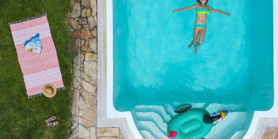 Luxus im eigenen Garten: Der Anteil der Häuser mit eigenem Pool ist in Immobilienanzeigen laut einer Studie gewachsen.