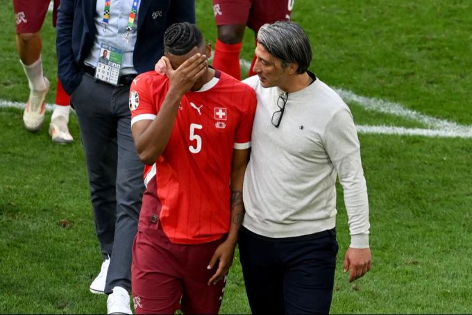 Murat Yakin tröstet Manuel Akanji. EM 2024