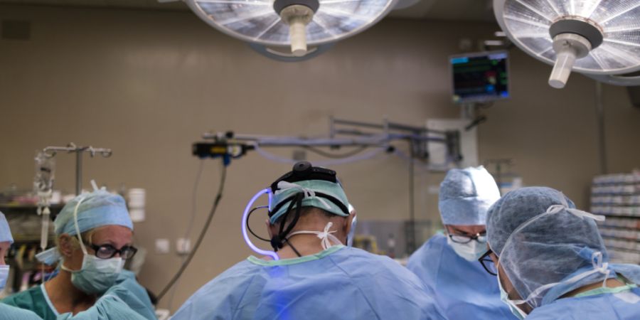 Der Einsatz des Cardioband-Systems am Berner Inselspital wird extern unter die Lupe genommen (Symbolbild)