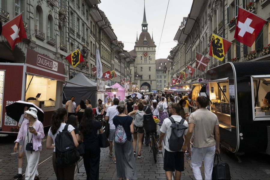 Besucherinnen und Besucher gehen während des Bärner Stadtfeschts in der Berner Altstadt.