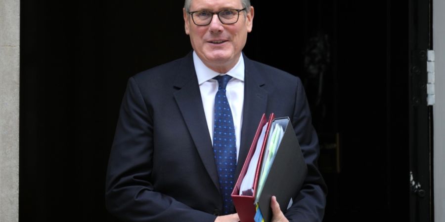 ARCHIV - Der britische Premierminister Keir Starmer verlässt die Downing Street 10, um an der wöchentlichen Sitzung des Premierministers im Parlament in London teilzunehmen. Foto: Kin...