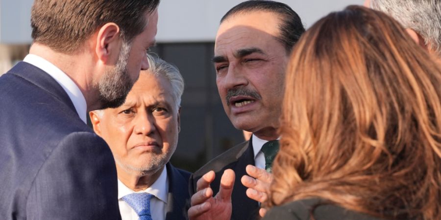 ARCHIV - Vizepräsident JD Vance (l) spricht mit dem stellvertretenden pakistanischen Premierminister und Außenminister Mohammad Ishaq Dar (M). Foto: Jacquelyn Martin/AP POOL/dpa (Arch...
