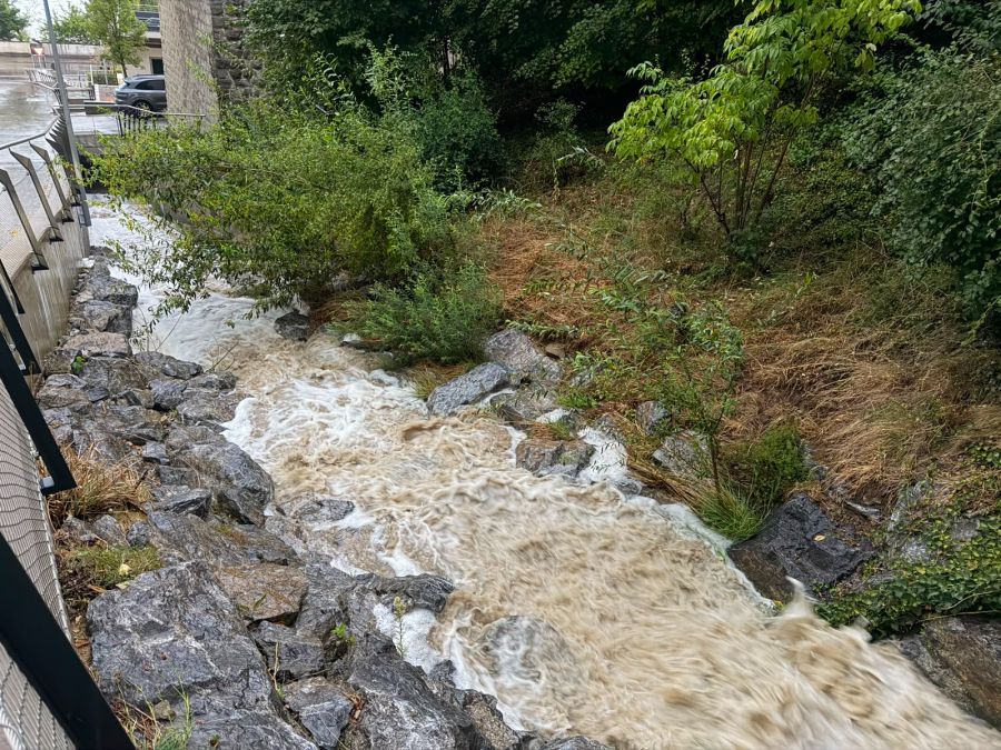 In Herrliberg ZH fliessen am Montagmorgen Wassermassen den Hang hinunter.