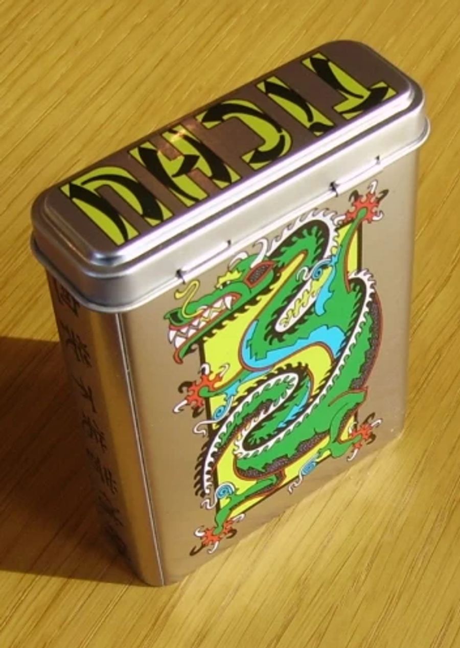 Er erfand unter anderem die Spiele Schicksack, Tichu (Bild) oder Kreml.
