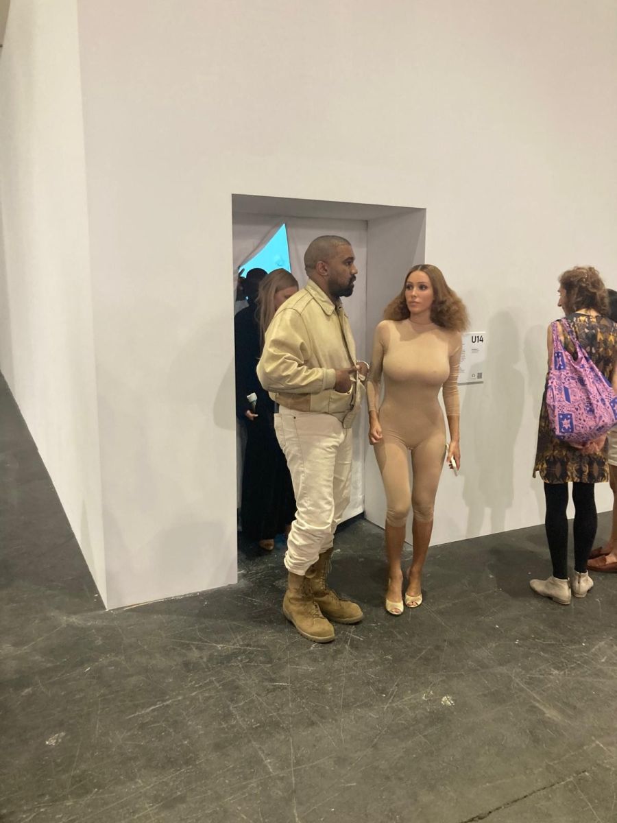 Kanye West und Bianca Censori kreuzten im Partnerlook auf.