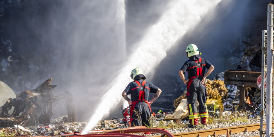 Mehr als 200 Feuerwehrleute, mehrere Fahrzeuge und ein Löschzug bekämpfen den Grossbrand auf dem Gelände eines Recyclingbetrieb bei Lausanne.