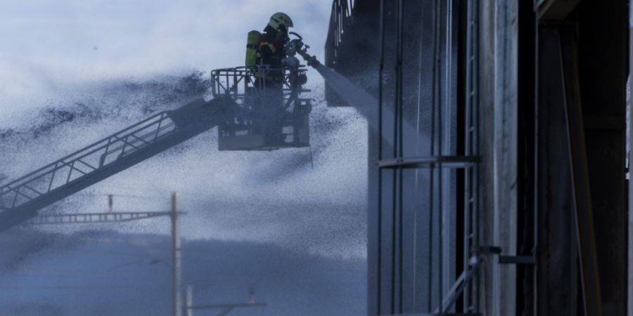 Es werde noch «mehrere Stunden» dauern, bis der Brand vollständig gelöscht sei, hiess es vonseiten der Behörden am Samstag.