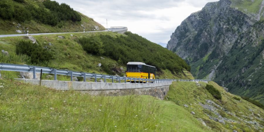 Die Flüelapassstrasse musste wegen den Unfällen für den gesamten Verkehr für mehrere Stunden gesperrt werden. (Archivbild)