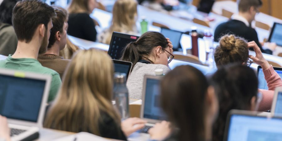 Bei Personen mit einem Masterabschluss einer universitären Hochschule stieg die Arbeitslosenquote ein Jahr nach Abschluss von 3,9 auf 6,4 Prozent. (Symbolbild)