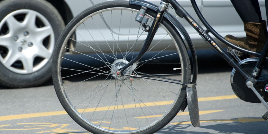 Eine Velofahrerin hat sich am Dienstagmittag in Emmenbrücke LU bei einer Kollision mit einer Autotür lebensbedrohlich verletzt. (Symbolbild)