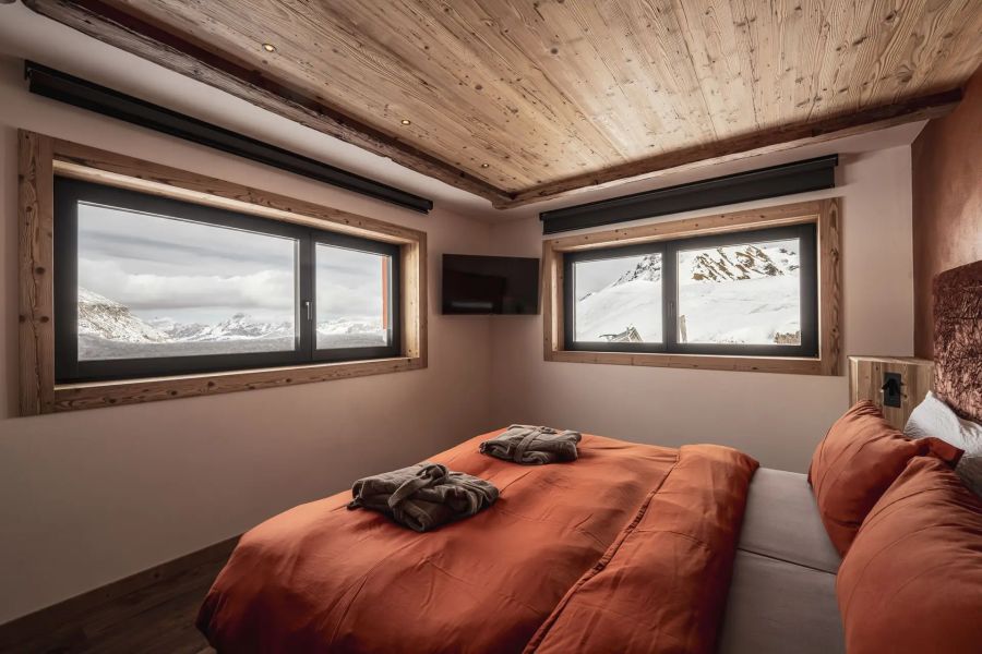 Blick aus dem Bett auf die schneebedeckten Dolomiten: In der «Fredarola Harbor» gehört das Bergpanorama zur Grundausstattung jedes Zimmers.