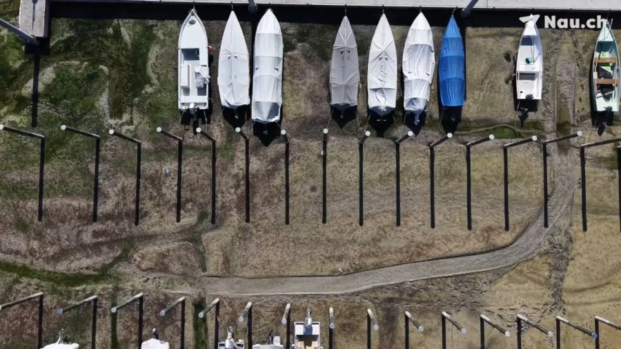 Zahlreiche Boote liegen auf dem Trockenen oder mussten bereits aus dem Wasser geholt werden.