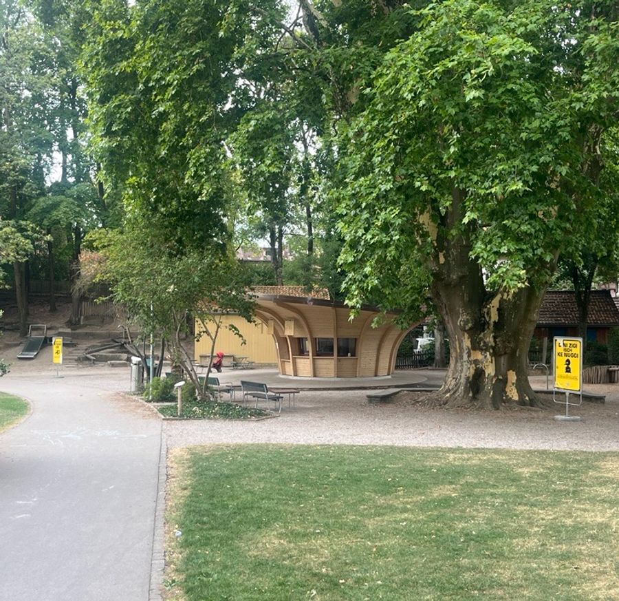 Gleich zwei Plakate der Kampagne stehen unmittelbar beieinander auf dem Spielplatz im Monbijou-Park.