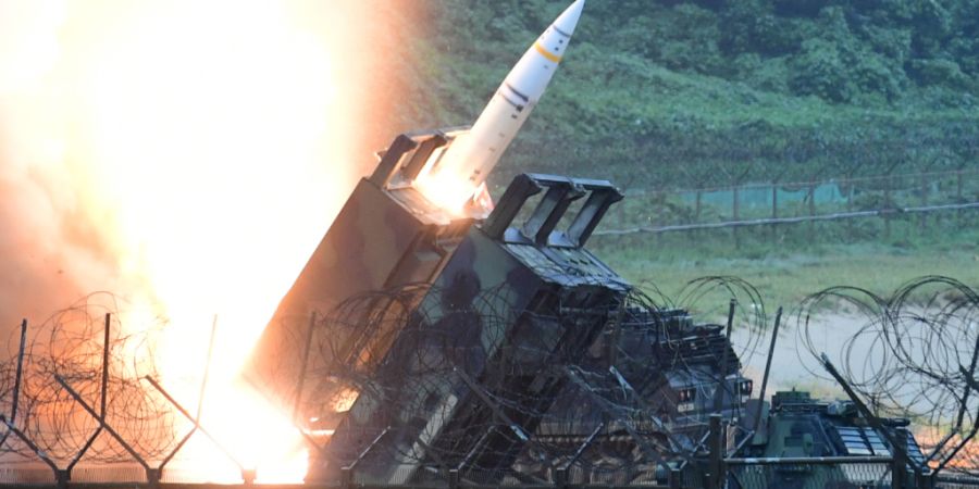 ARCHIV - Eine Einheit der 8. US Armee feuert eine Artillerie-Kurzstreckenrakete vom Typ ATACMS ab. Foto: -/yonhap/dpa - ACHTUNG: Nur zur redaktionellen Verwendung und nur mit vollständ...