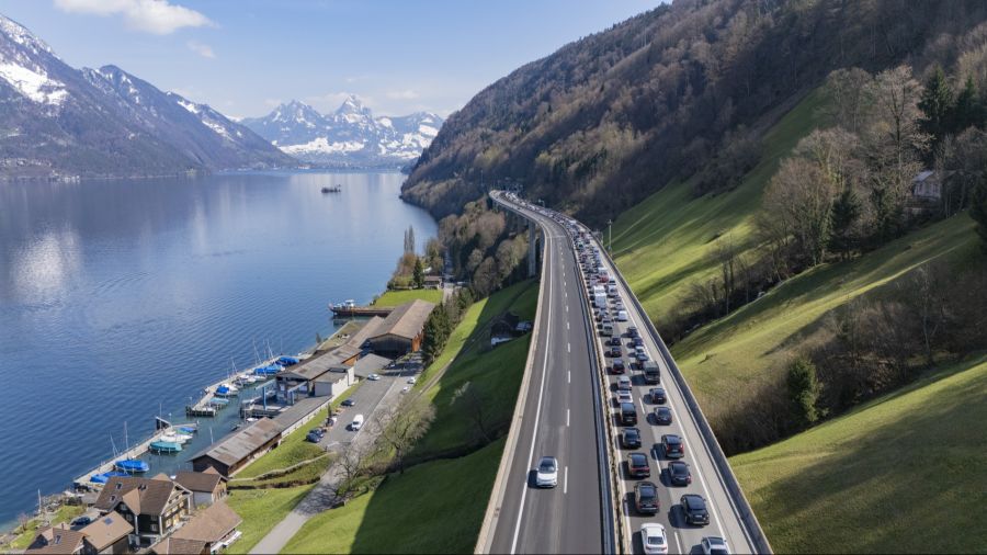 Immer mehr Autos verstopfen Schweizer Strassen.