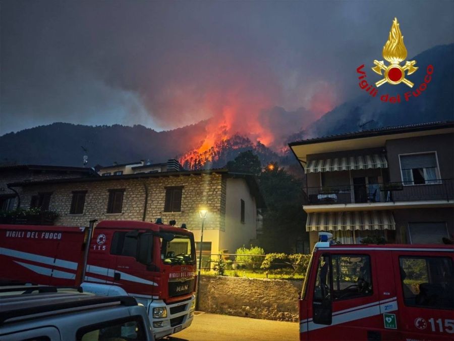 Das Feuer breitete sich oberhalb des Westufers rasch in den Bergen aus.