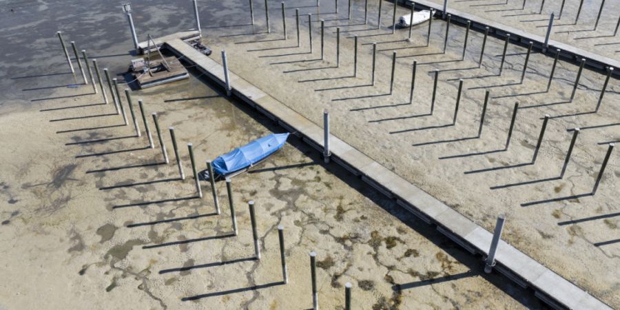 Bereits im vergangenen Jahr sank der Pegel des Untersees auf ein historisch tiefes Niveau: Gestrandete Boote im Hafen von Mannenbach. (Archivbild)