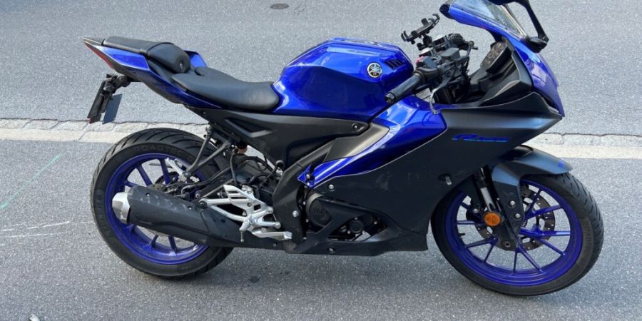 Eine 17-jährige Motorradfahrerin kollidierte mit einem Auto und verletzte sich dabei.