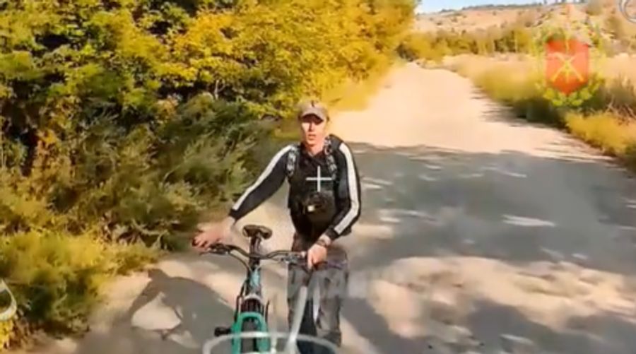 Als der Mann vom Velo steigt, greift der Drohnenpilot an – das Video stoppt kurz danach abrupt.