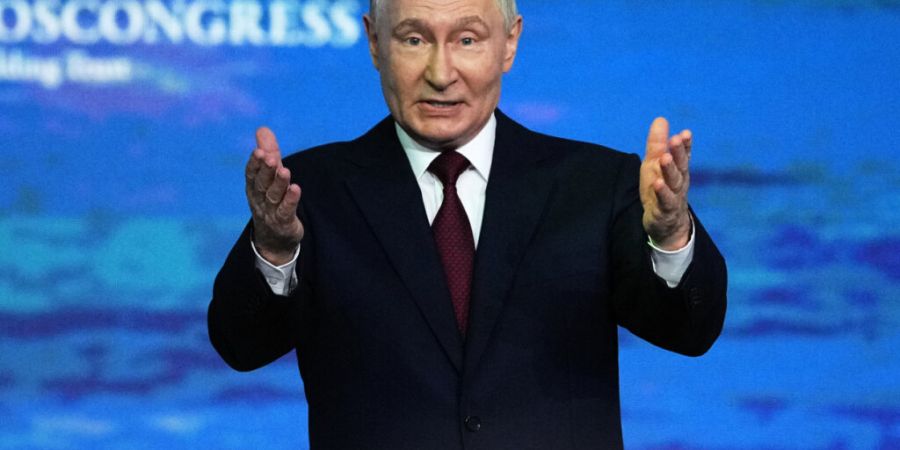 Der russische Präsident Wladimir Putin gestikuliert bei seiner Ankunft zur Teilnahme an einer Plenarsitzung des Internationalen Wirtschaftsforums. Foto: Dmitri Lovetsky/AP/dpa