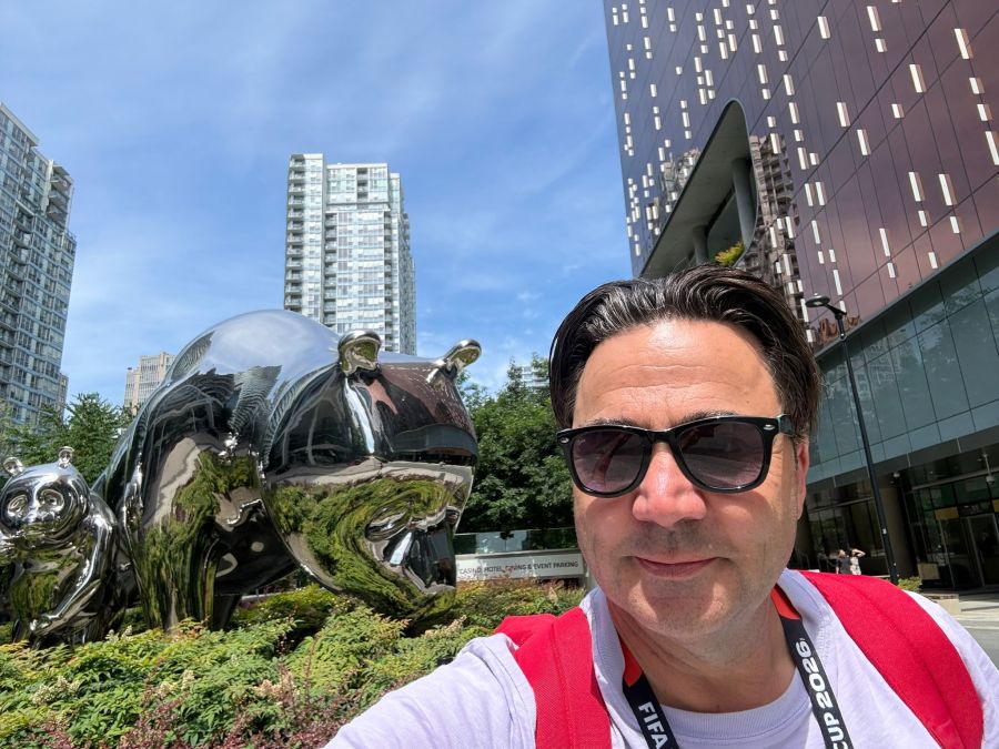 Mischi Wettstein trifft vor dem Stadion in Vancouver auf zwei kanadische Bären.