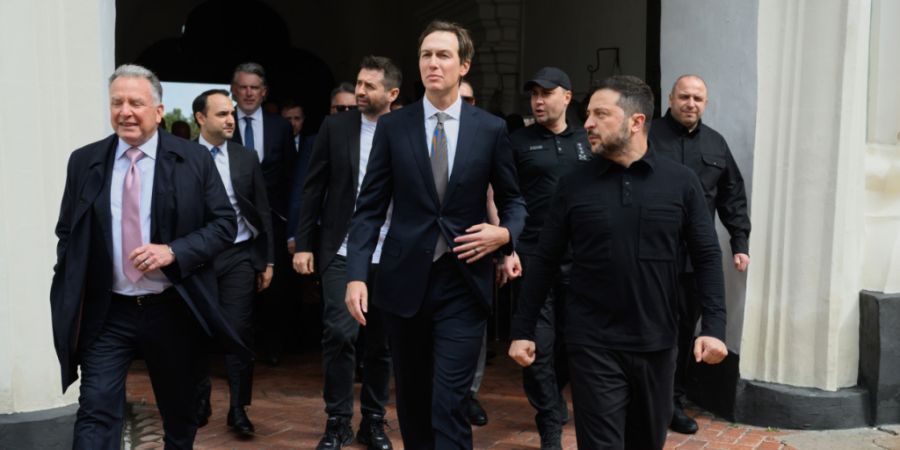 Auf diesem Foto, das vom Pressebüro des ukrainischen Präsidenten via AP zur Verfügung gestellt wurde, sind der ukrainische Präsident Wolodymyr Selenskyj (r) sowie die Gesandten des ...