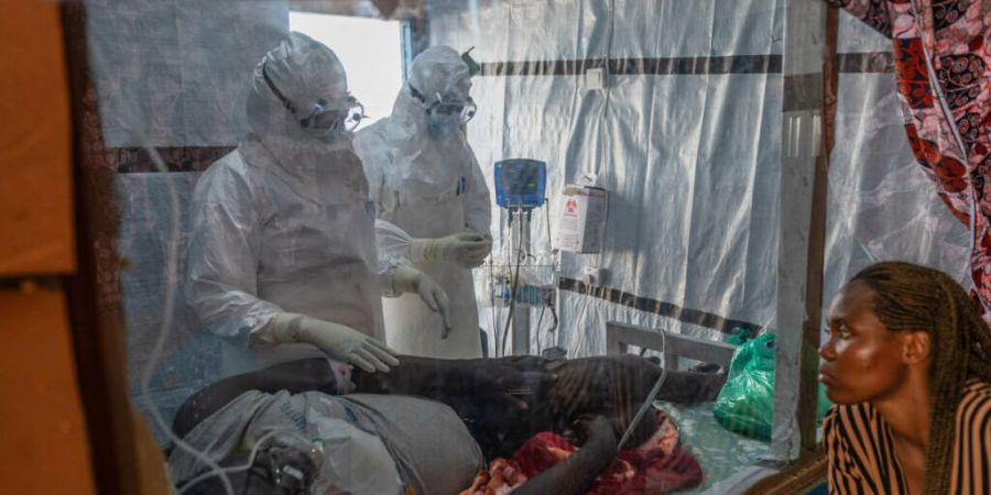 ARCHIV - Gesundheitspersonal versorgt einen Ebola-Patienten im Behandlungszentrum Rwampara. Foto: Moses Sawasawa/AP/dpa