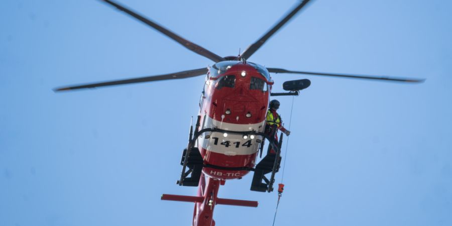 Der erheblich verletzte Mann wurde mit dem Rettungshelikopter in ein ausserkantonales Spital geflogen. (Symbolbild)