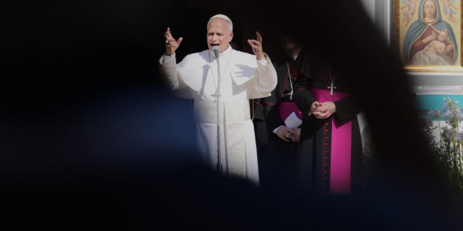 ARCHIV - Papst Leo XIV. hält vor dem Dom von Pavia eine Rede. Foto: Antonio Calanni/AP/dpa