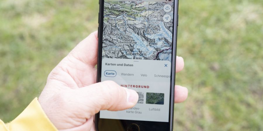 Die Swisstopo-App auf einem Smartphone. Das Bundesamt für Landestopografie hat eine neue Online-Schatzsuche für Schüler lanciert. (Archivbild)