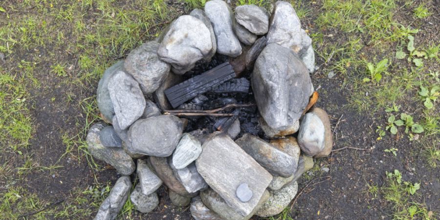 Befestigte Feuerstellen im Kanton Uri, wie diese in Realp, dürfen wieder benutzt werden, sofern sie sich mehr als 50 Meter vom Wald entfernt befinden. (Archivaufnahme)