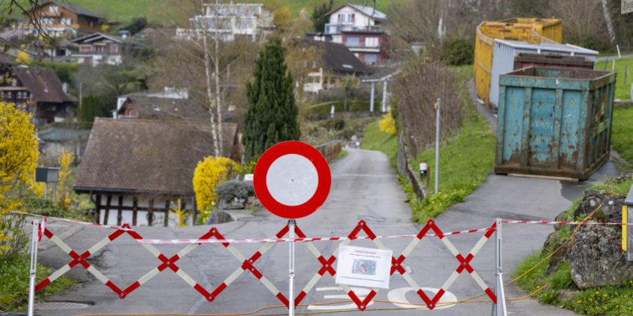 Eine Strassensperrung am Hang des Windlochboden/Roseweid an der Rigi oberhalb der Tannenbergstrasse in der Gemeinde Weggis LU, wo sich Ende März Rutschungen erreigneten. (Archivaufnahme)