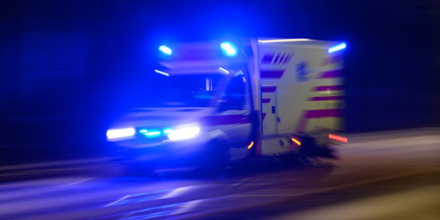 ARCHIV - Ein Rettungswagen fährt am Abend mit Blaulicht zum Einsatz. Foto: Robert Michael/dpa