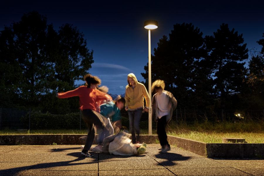 Jugendliche werden zu Gewalttaten und deren Dokumentation aufgefordert. (Symbolbild/ gestellte Szene)