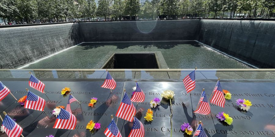 ARCHIV - Fahnen und Blumen liegen auf den Namen der Opfer am 9/11-Gedenkbrunnen in New York. Foto: Javier Rojas/Prensa Internacional via ZUMA/dpa/Archivbild