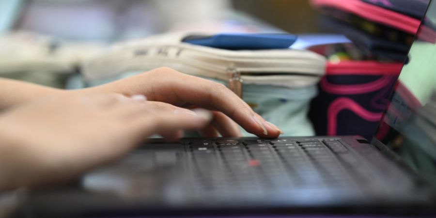 An einer Sekundarschule in Würenlingen AG waren Vandalen am Werk. Sie stahlen ausserdem ein Notebook. (Archivbild)