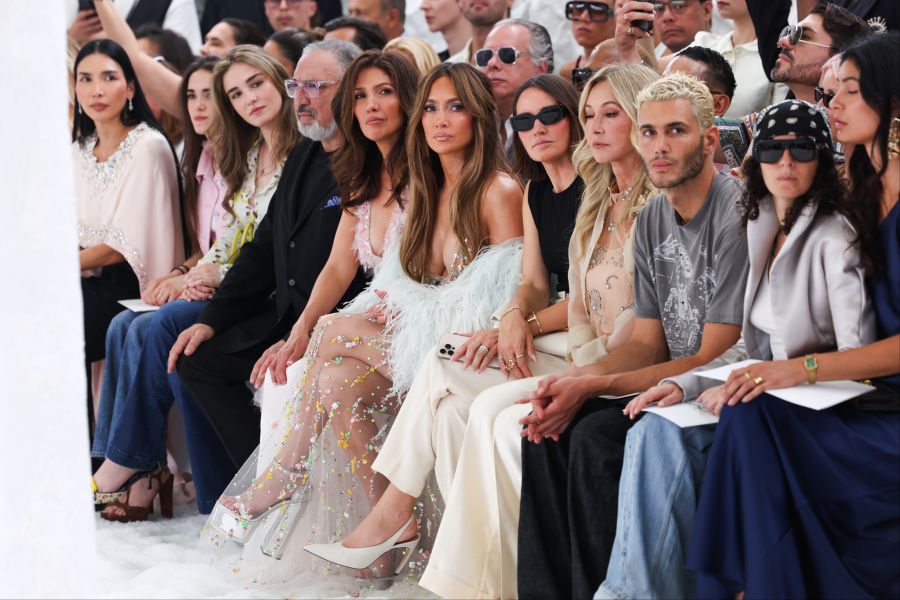 Jennifer Lopez und ihre Schwester an der Paris Fashion Week 2026.