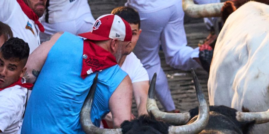 Feiernde laufen beim zweiten Stierlauf des San-FermÌn-Festes neben den Kampfstieren - RECROP Foto: Miguel Oses/AP/dpa