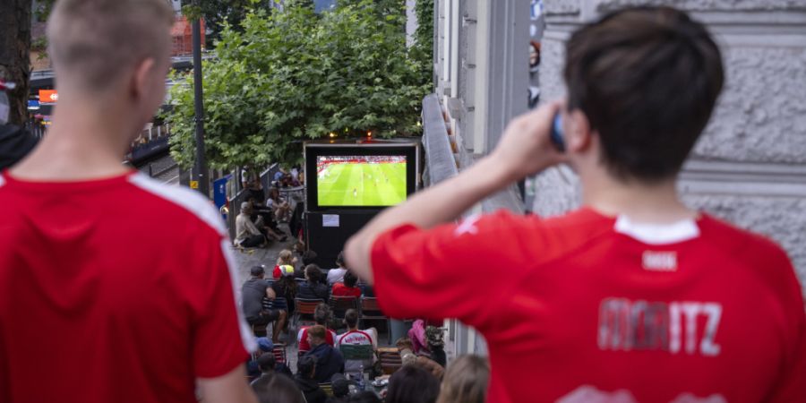 Zum ersten Mal seit 1954 steht die Schweiz in einem WM-Viertelfinal. Das Spiel darf in der Stadt Zürich auch im Freien gezeigt werden, obwohl es um 3 Uhr morgens stattfindet. (Archivbild)