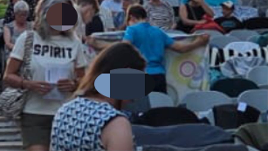 Reserviert werden Kino-Sitze mit Kleidungs-Stücken, mitgebrachten Tüchern oder...
