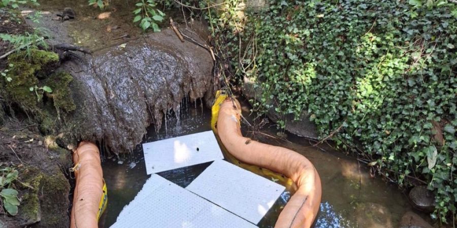 Eine Schwimmsperre fängt den ausgetretenen Treibstoff in Vuisternens-en-Ogoz FR auf.