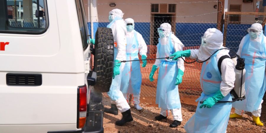 ARCHIV - Medizinisches Personal desinfiziert einen Krankenwagen im Ebola-Behandlungszentrum des Allgemeinen Krankenhauses von Bunia. Foto: Dirole Lotsima Dieudonne/AP/dpa