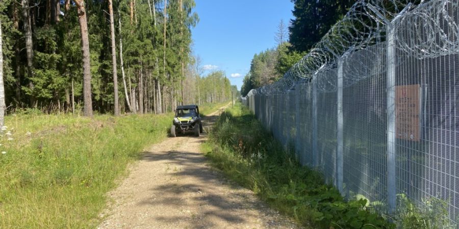 ARCHIV - Lettische Grenzschützer patrouillieren mit einem Fahrzeug entlang der Grenze zu Belarus. Foto: Alexander Welscher/dpa