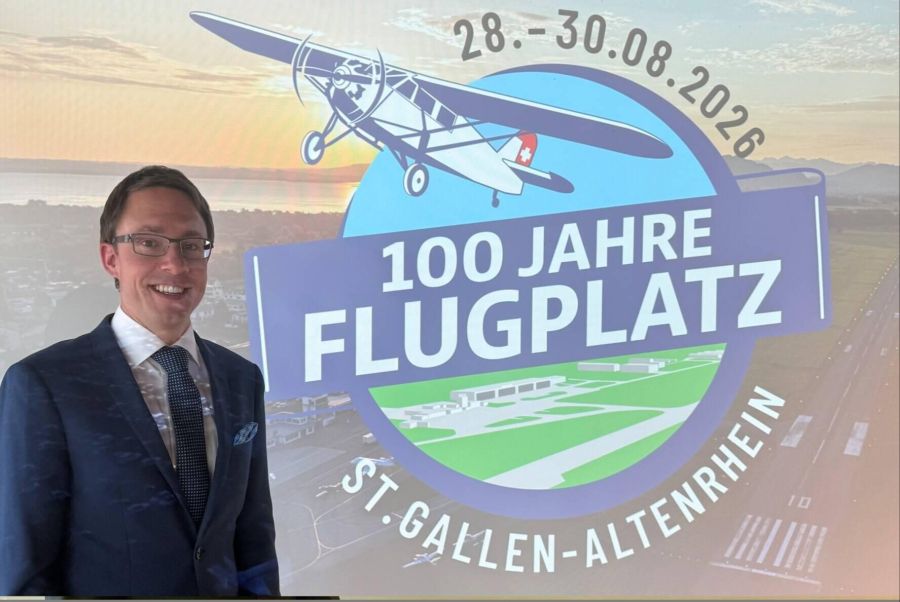 Raphael Widmer-Kaufmann, Vereinspräsident «100 Jahre Flugplatz St.Gallen-Altenrhein» würdigte die Vorzüge des Flughafens in seiner Eröffnungsansprache.